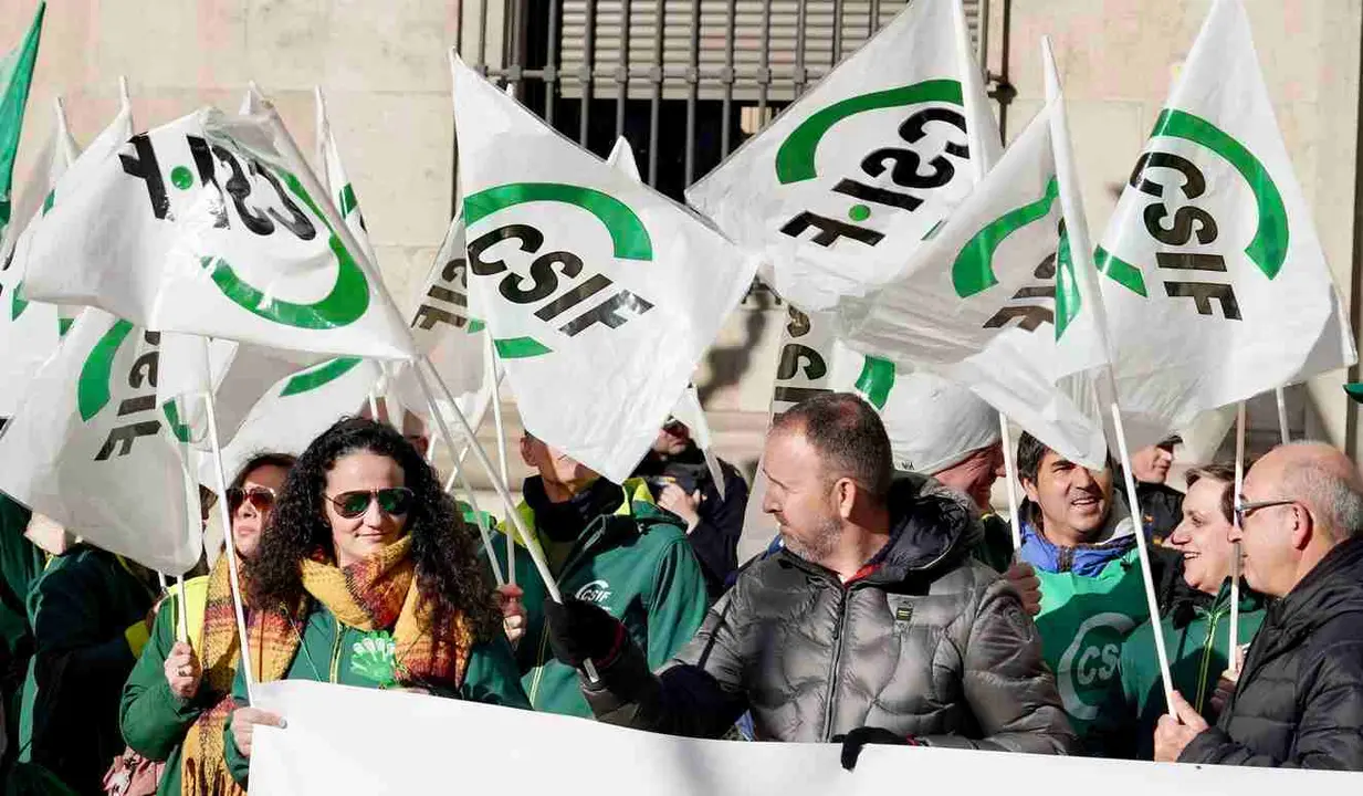 Concentraci&oacute;n frente a la subdelegaci&oacute;n del Gobierno de Le&oacute;n convocada por CSIF para exigir la mejora de las condiciones laborales y salariales de los empleados p&uacute;blicos y en defensa de Muface. Foto: Campillo