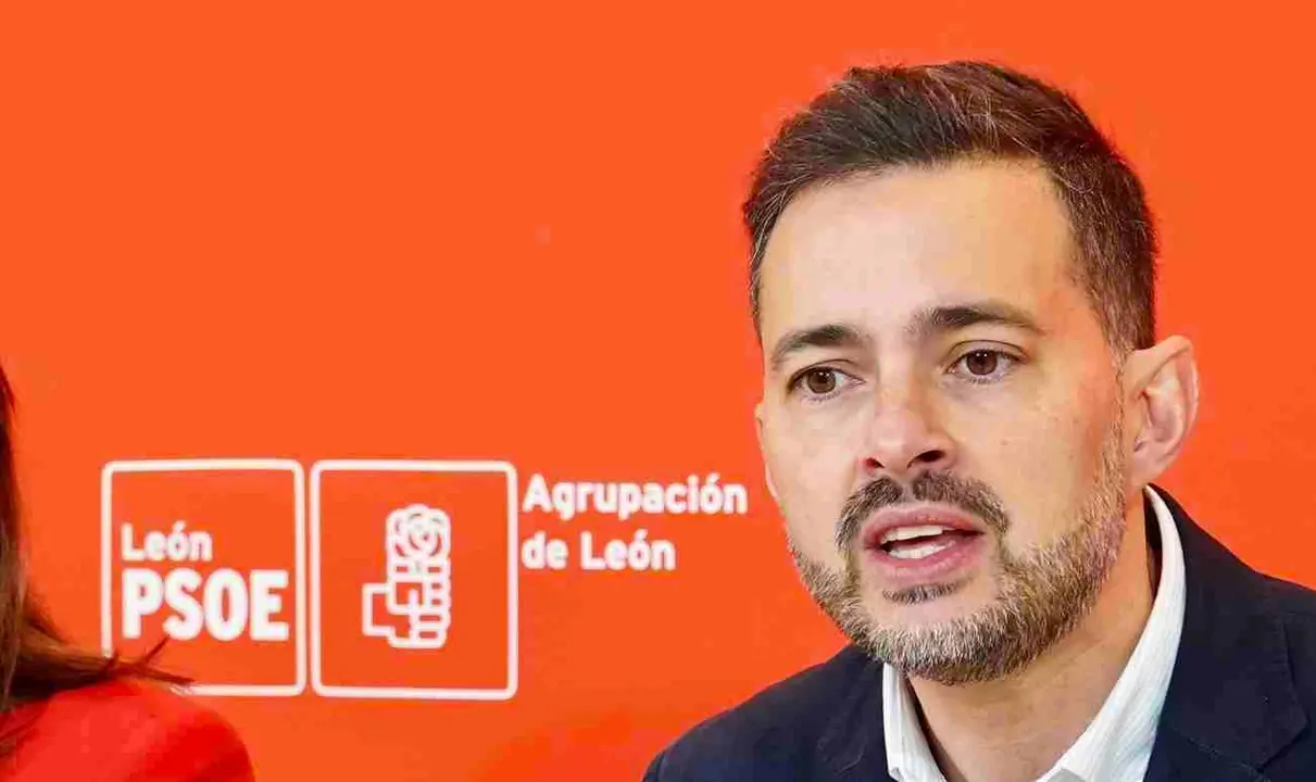 El procurador del Partido Socialista por León en las Cortes de Castilla y León, Diego Moreno, cuestiona abiertamente 
a Óscar Puente. Foto: Campillo