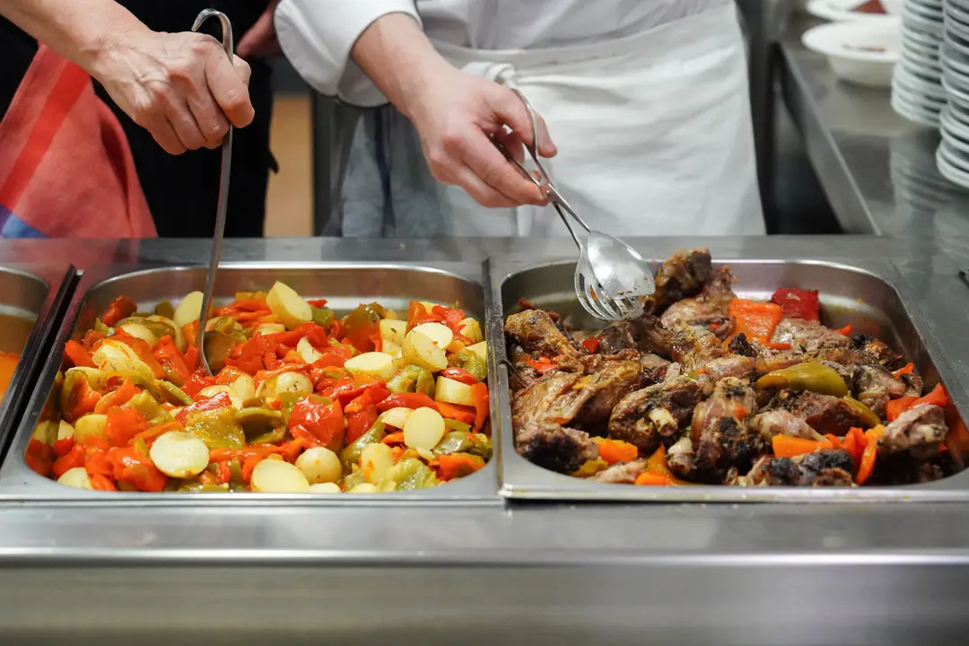 Nueve cocineros de Euro-Toques Le?n elaboran un men? solidario para los usuarios del Comedor Social de la Asociaci?n Leonesa de Caridad, donde el alcalde de Le?n, Jos? Antonio Diez, asiste al reparto