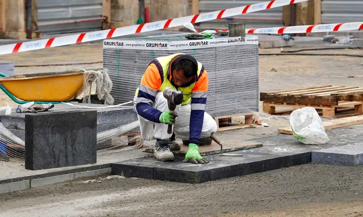 Un trabajador, durante las obras de adecuación de la Plaza Mayor. Foto: Campillo