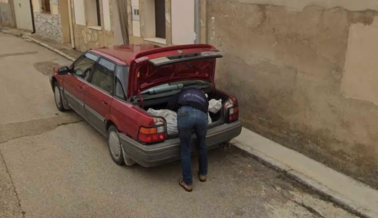 Imagen del Google más en la que se puede ver al detenido introduciendo varios sacos en el maletero del vehículo. Los sacos podrían corresponder con el cuerpo descuartizado de la víctima.