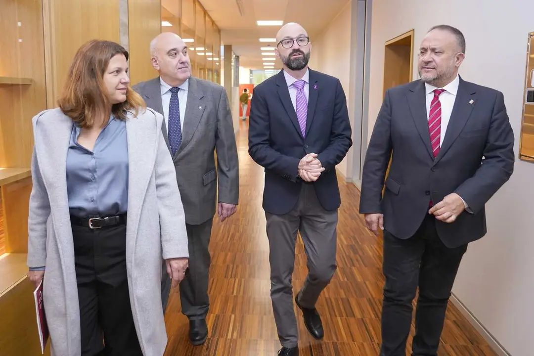 La directora general de la Fundaci&oacute;n Ciudad de la Energ&iacute;a, Yasodhara L&oacute;pez, junto al director de I+D+i de Ciuden, Javier Qui&ntilde;ones (2I), el subdelegado del Gobierno, H&eacute;ctor Alaiz (2D), y el presidente de la Diputaci&oacute;n de Le&oacute;n, Gerardo &Aacute;lvarez Courel (D), durante la presentaci&oacute;n de los resultados del primer a&ntilde;o de trabajo de la oficina de transformaci&oacute;n comunitaria, TransenerCyl Ciuden. Foto: C&eacute;sar S&aacute;nchez