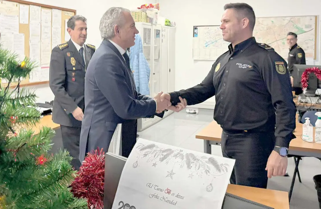 El delegado del Gobierno Nicanor Sen, visita a la Policía Nacional y la Guardia Civil para felicitar las fiestas y agradecer que "velen por la seguridad" durante la Navidad.