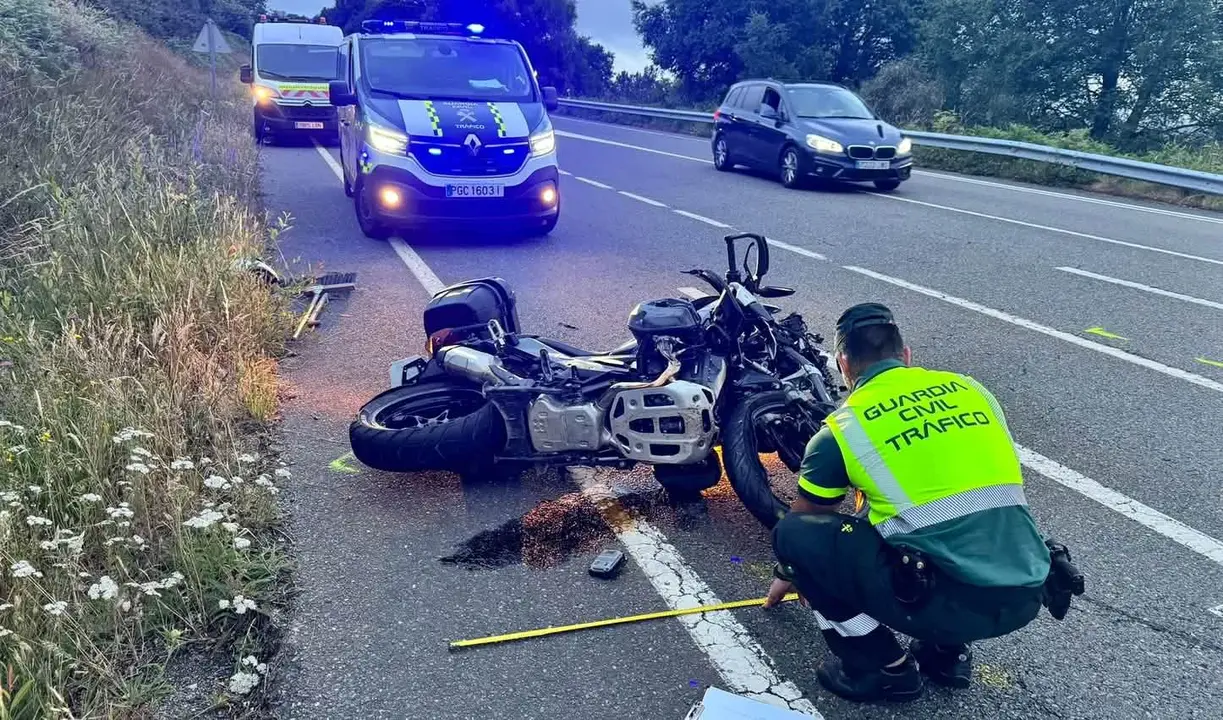 Imagen de un accidente de modo en el que su conductor perdió la vida tras impactar con el asfalto.