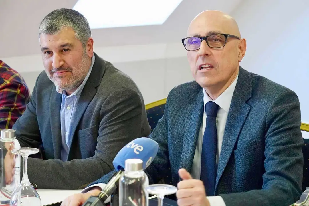 El Ayuntamiento de San Emiliano, la Federación de Entidades Locales Menores de León, las Juntas Vecinales de Babia y la Asociación Montaña de Babia y Luna informan sobre la última resolución judicial respecto al conflicto del Puerto de Pinos. En la imagen, el abogado y presidente de la Asociación Montaña de Babia y Luna, Carlos González-Antón. Foto: Campillo