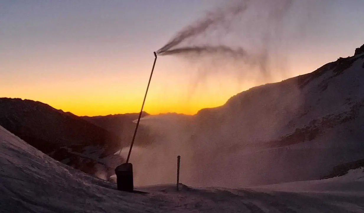 Ca&ntilde;ones de nieve en la estaci&oacute;n de San Isidro para mejorar el espesor en las pistas.
