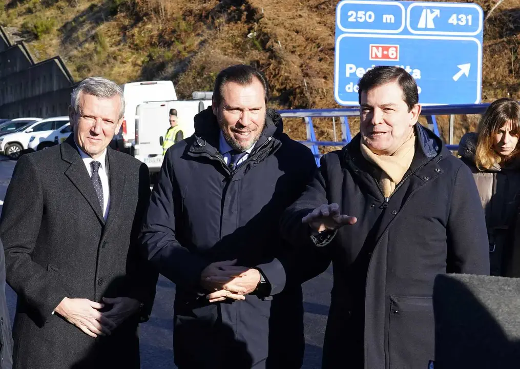 El ministro de Transportes y Movilidad Sostenible, Óscar Puente, junto al presidente de la Junta de Castilla y León, Alfonso Fernández Mañueco, en una foto de archivo.