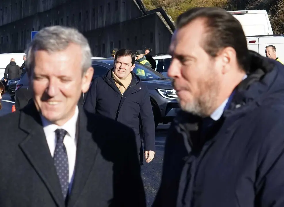 El presidente de la Xunta de Galicia, Alfonso Rueda, se mostró hoy muy feliz con la reapertura total de los viaductos de El Castro, en la A-6 entre el Bierzo y Galicia, después de su derrumbe hace dos años y medio. Foto: César Sánchez