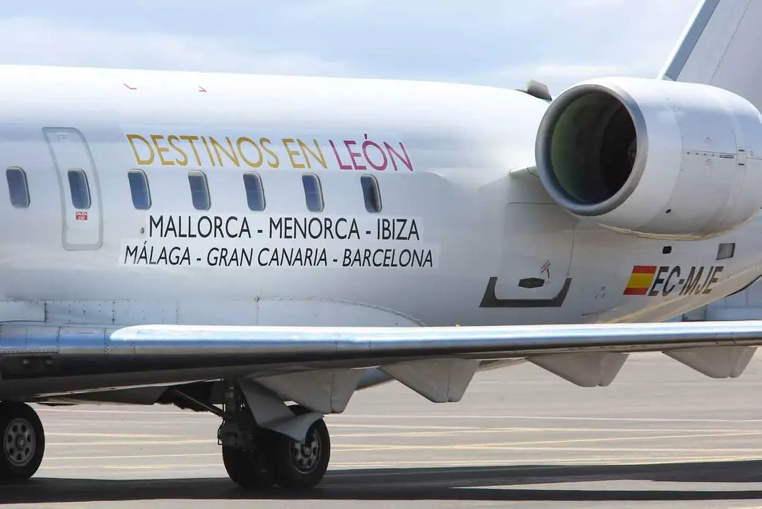 Un avión de Air Nostrum en el Aeropuerto de León.