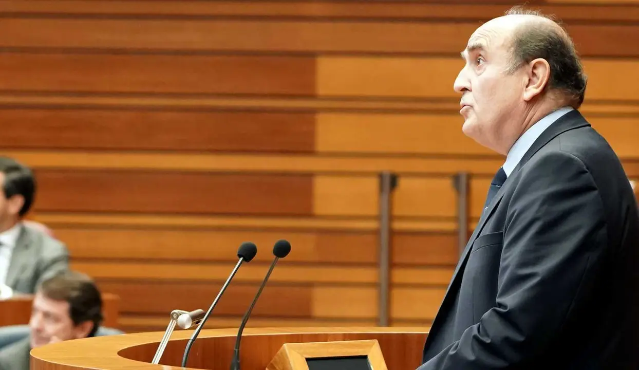 Tom&aacute;s Quintana, durante la presentaci&oacute;n de la memoria del Procurador del Com&uacute;n.