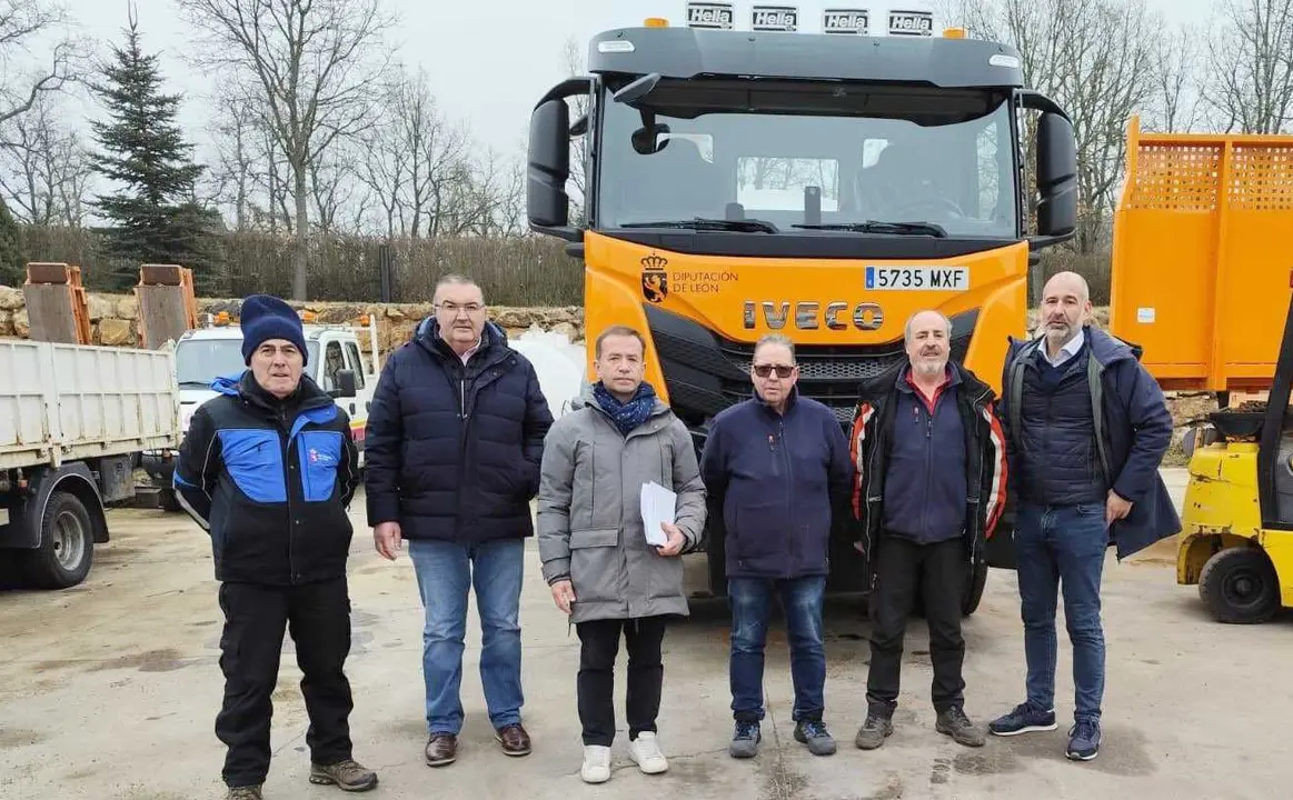El vicepresidente de la Diputaci&oacute;n de Le&oacute;n y responsable de Infraestructuras y Parque M&oacute;vil, Roberto Aller, fue el encargado de recibir un nuevo veh&iacute;culo tipo cami&oacute;n recto destinado al Parque M&oacute;vil Provincial.