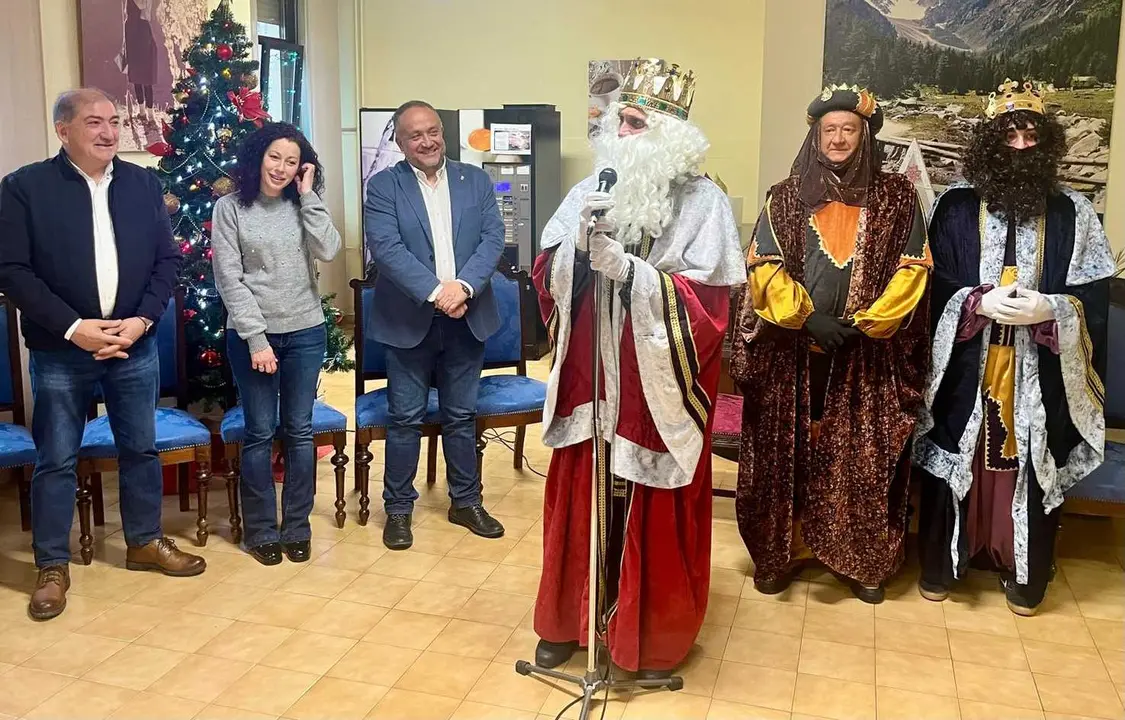 El presidente de la Diputaci&oacute;n de Le&oacute;n finaliza las visitas navide&ntilde;as en la residencia Santa Luisa.