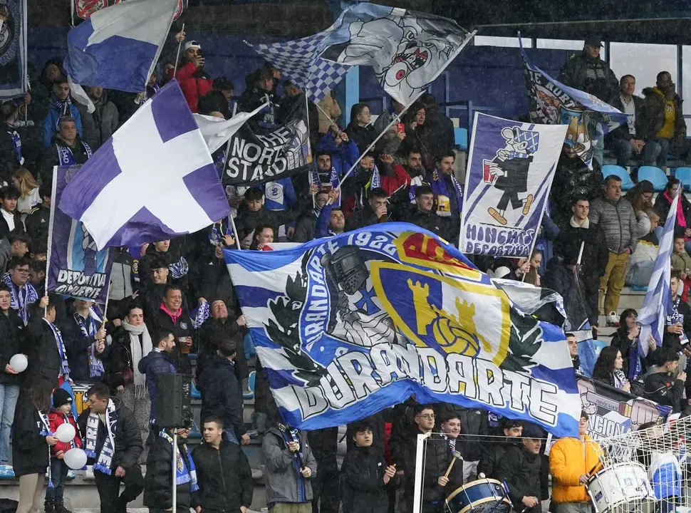 Aficionados de la Ponferradina, durante un partido.