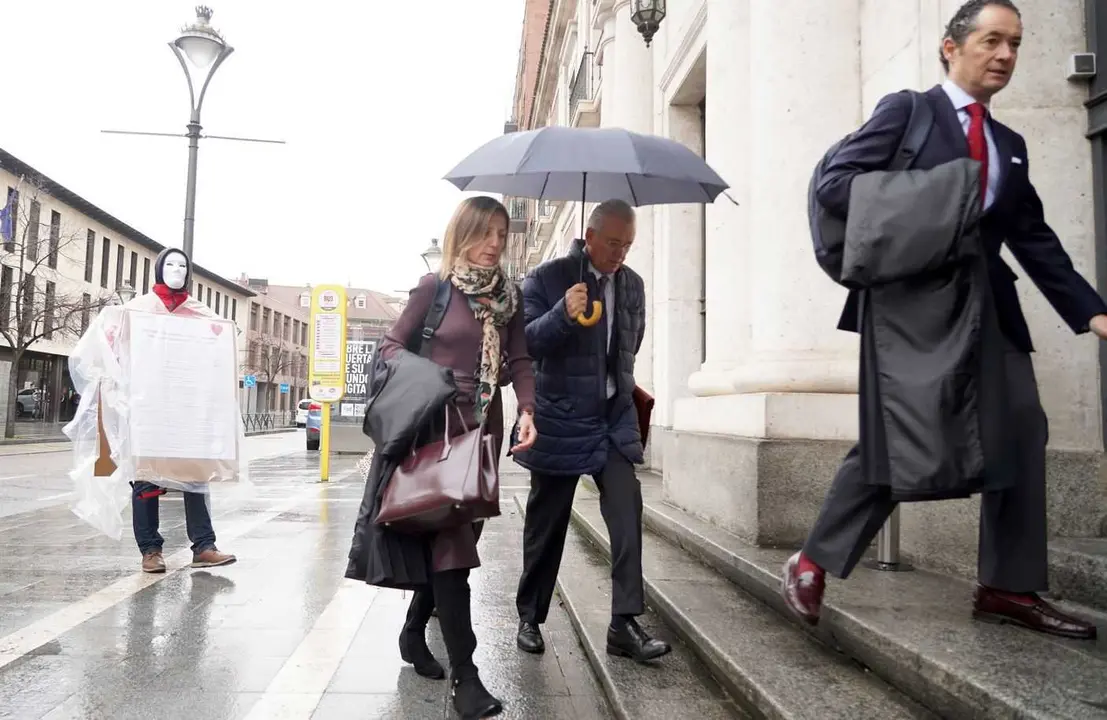 Imagen de una jornada del juicio por el caso ‘Perla Negra’ en el que se juzga a la excúpula de la Consejería de Economía. El exconsejero delegado de Gesturcal Juan Carlos Sacristán (2D) a su llegada a la Audiencia. Foto: Leticia Pérez