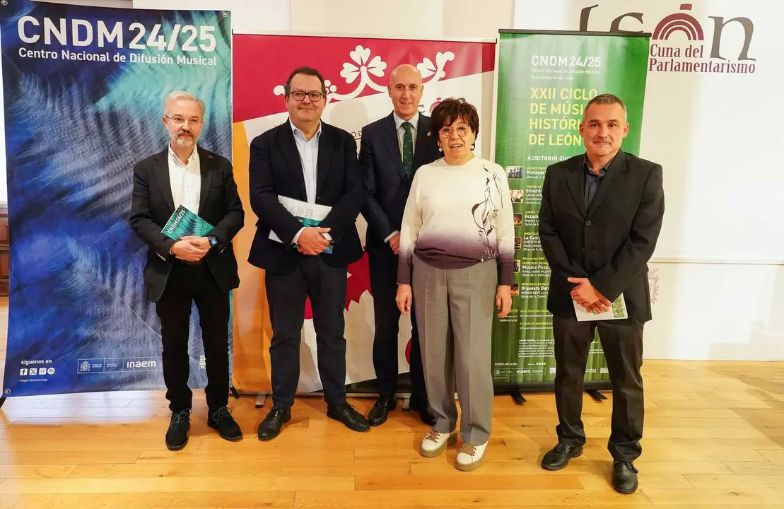 El alcalde de León, José Antonio Diez, presenta el XXII Ciclo de Músicas Históricas junto a la concejala de Acción y Promoción Cultural, Elena Aguado; el director del Centro Nacional de Difusión Musical del INAEM, Francisco Lorenzo, y el vicerrector de Estudiantes, Cultura y Deportes de la ULE, Diego Soto.