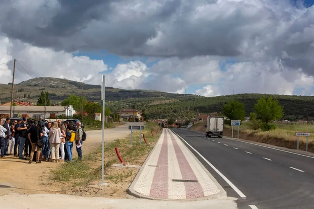 La consejera de Movilidad y Transformación Digital, María González Corral, visita la finalización de las obras de mejora de la travesía en la carretera AV-120 a su paso por la localidad de Muñana (Ávila).
Ávila, 3-06-2022
Foto: Ricardo Muñoz-Martín
