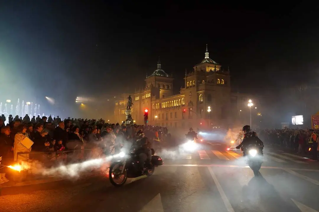 Desfile de antorchas en la concentración motorista Pingüinos.