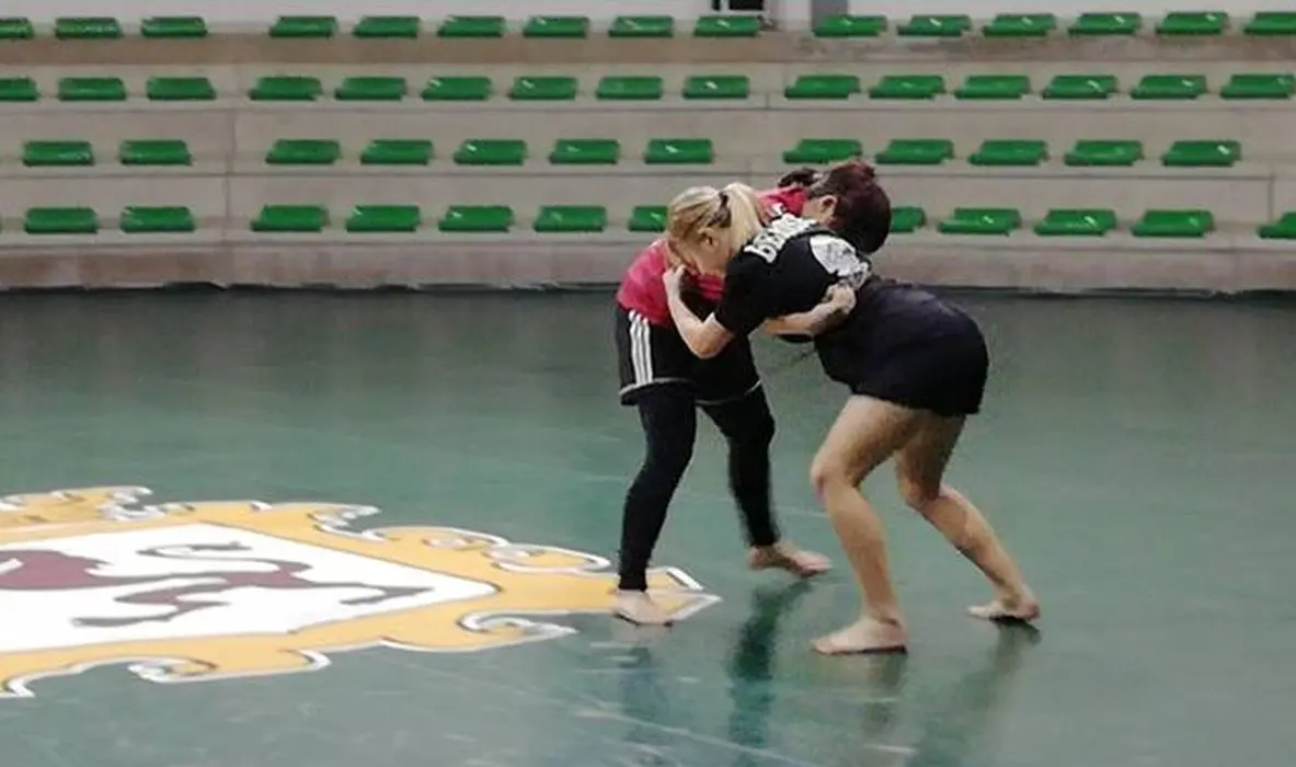 Imagen de archivo de escolares realizando lucha leonesa.