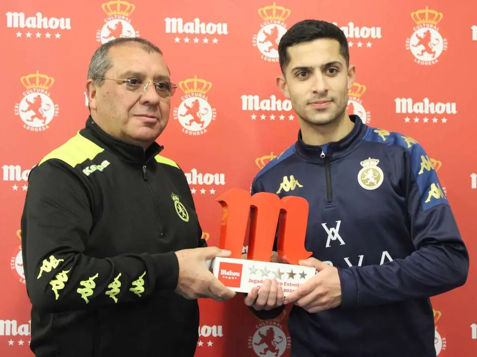 Bicho recibe el Trofeo de Jugador Cinco Estrellas de la Cultural en el mes de noviembre.