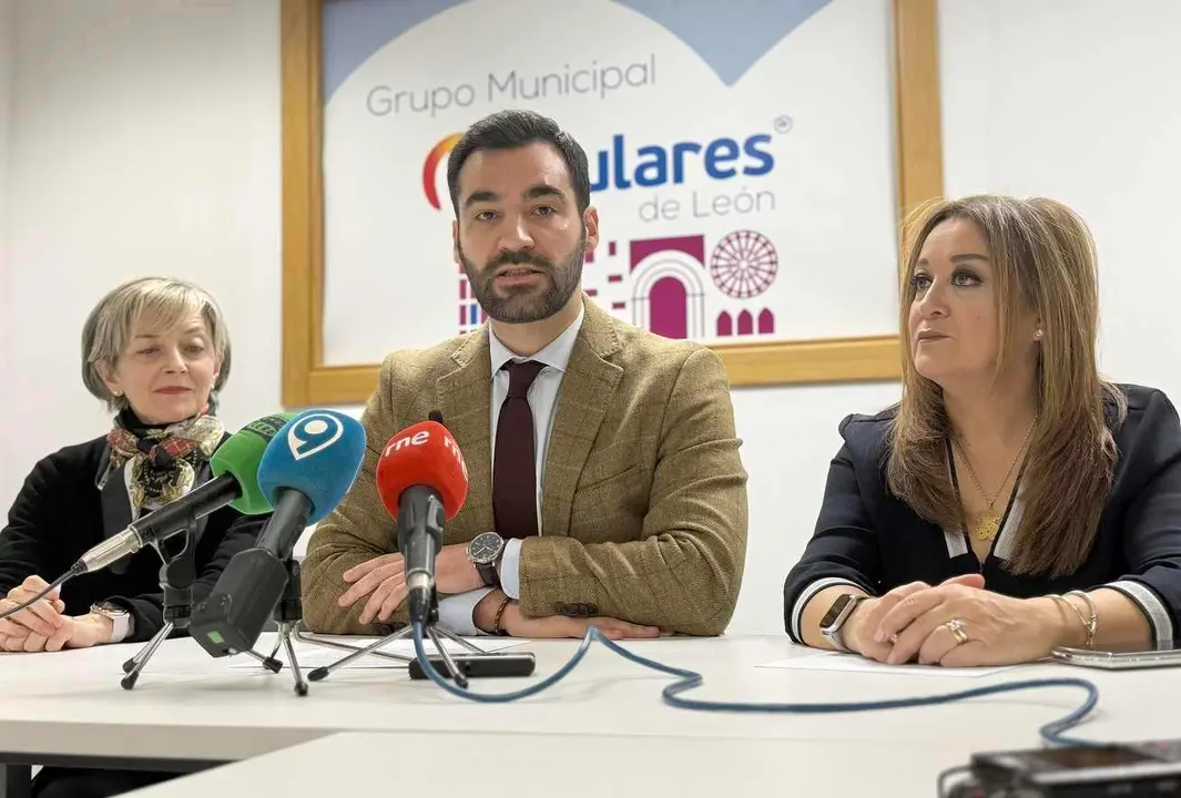 David Fernández, acompañado por su equipo, durante la rueda de prensa.
