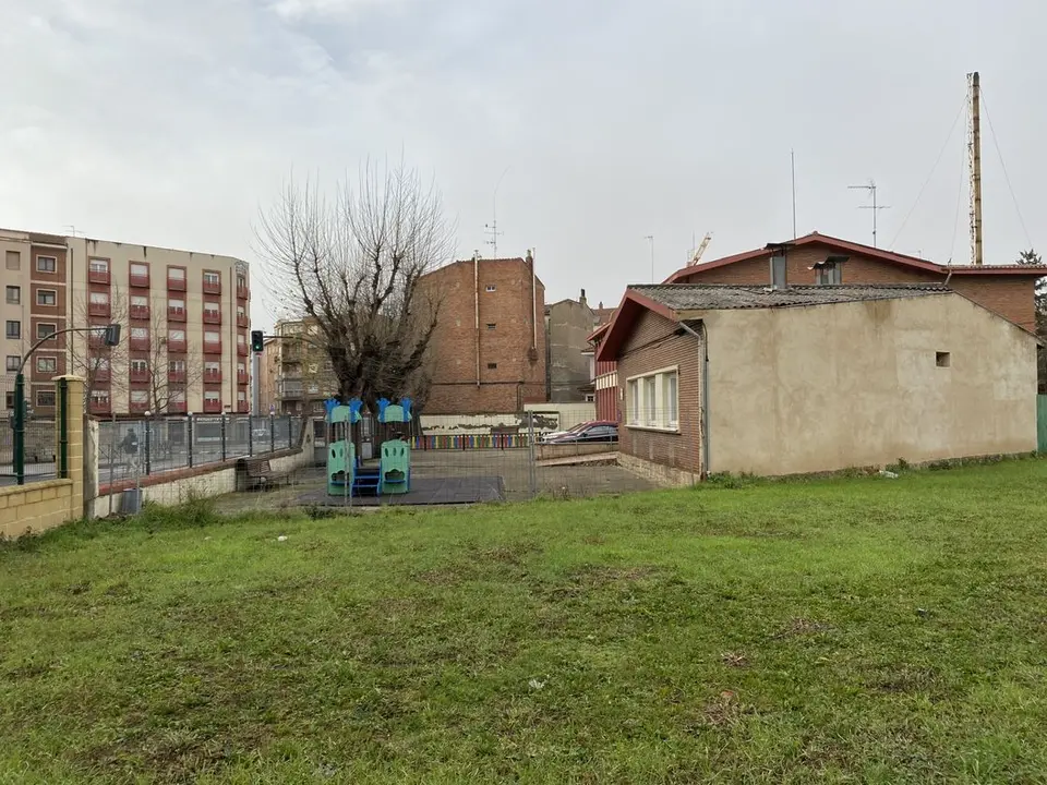 Un proyecto, el iniciado por el Partido Popular en 2015-19, que incluía la puesta en marcha del primer jardín terapéutico para mayores de la ciudad en el solar de 1.513 metros cuadrados aledaño al CEAS.
