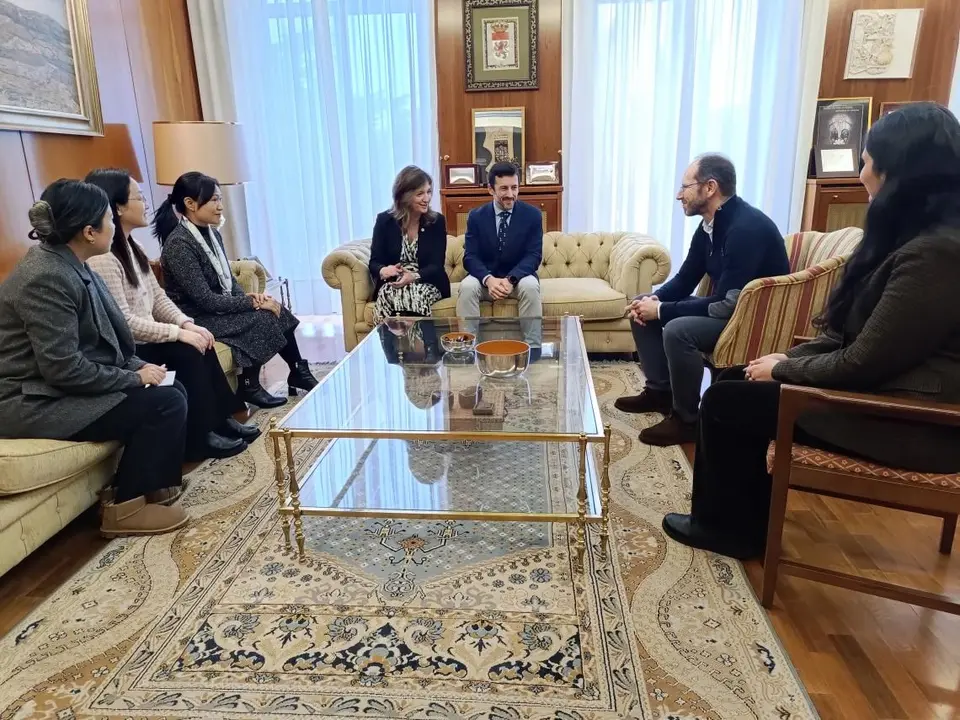 De izquierda a derecha: Xu Xiafei, coordinadora de actividades culturales del Instituto Confucio ULE; Tian Lin, directora saliente del Instituto Confucio; Peng Fengchun, directora entrante; Nuria Gonz&aacute;lez, rectora de la ULE; Jos&eacute; Alberto Ben&iacute;tez, vicerrector de Internacionalizaci&oacute;n y Compromiso Global; &Oacute;scar Fern&aacute;ndez, director espa&ntilde;ol del Instituto Confucio de la ULE y Sherman Farhad, directora de &aacute;rea de Relaciones Internacionales y Compromiso Global de la ULE.