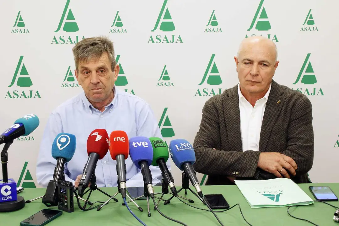 El presidente de Asaja León, Arsenio Vidal, y el secretario general, José Antonio Turrado, presentan el balance anual del sector agroganadero de 2024 y las previsiones para este año. Foto: Campillo.