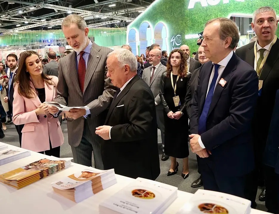 Los Reyes durante la Inauguraci&oacute;n de Fitur 2025, visitan el stand de Castilla y Le&oacute;n. Foto: Juan L&aacute;zaro
