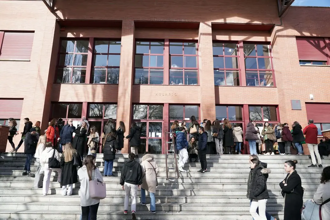 Centenares de personas participan en Valladolid en el examen del Ministerio de Sanidad para acceder a plazas de Formación Sanitaria Especializada. Foto: Rubén Cacho.