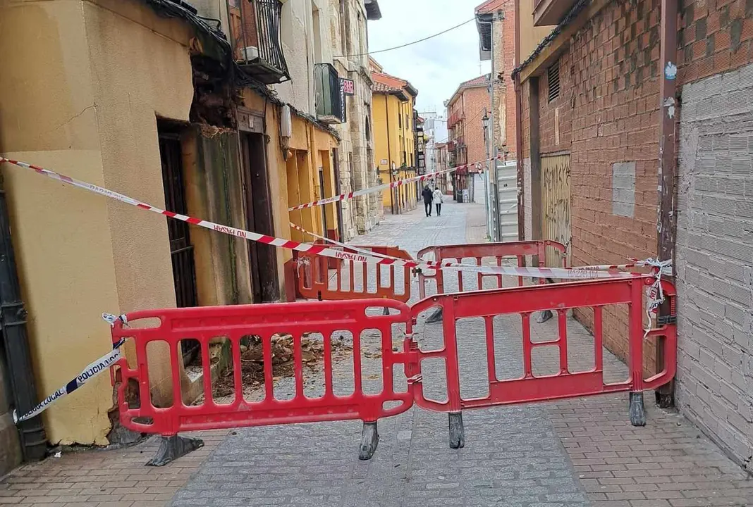 Imagen tomada por la Policía Local de la zona acordonada en la Calle Herreros.