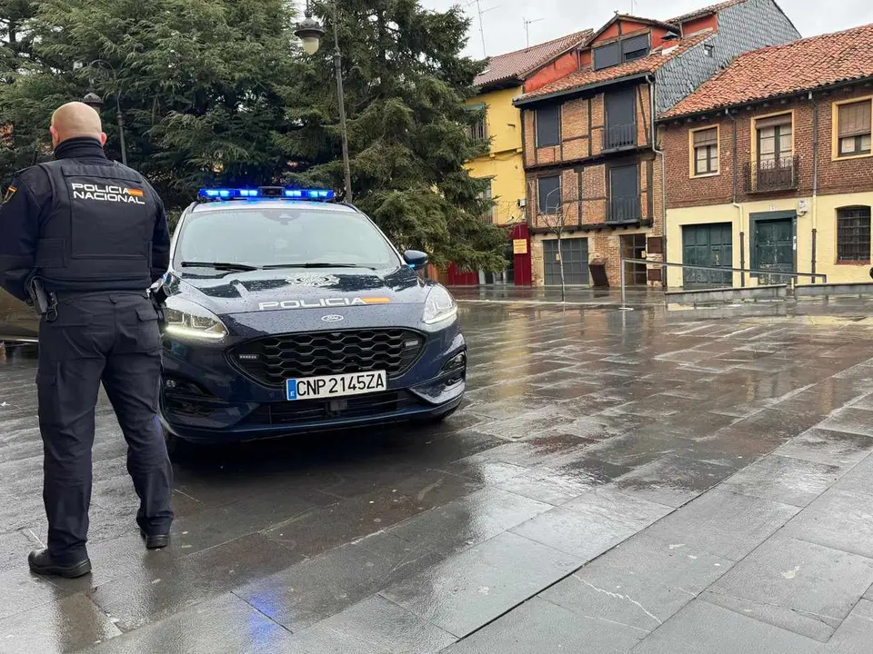 Efectivos de la Policía Nacional, este domingo, en el lugar en el que ha sido localizado el cuerpo sin vida del indigente.