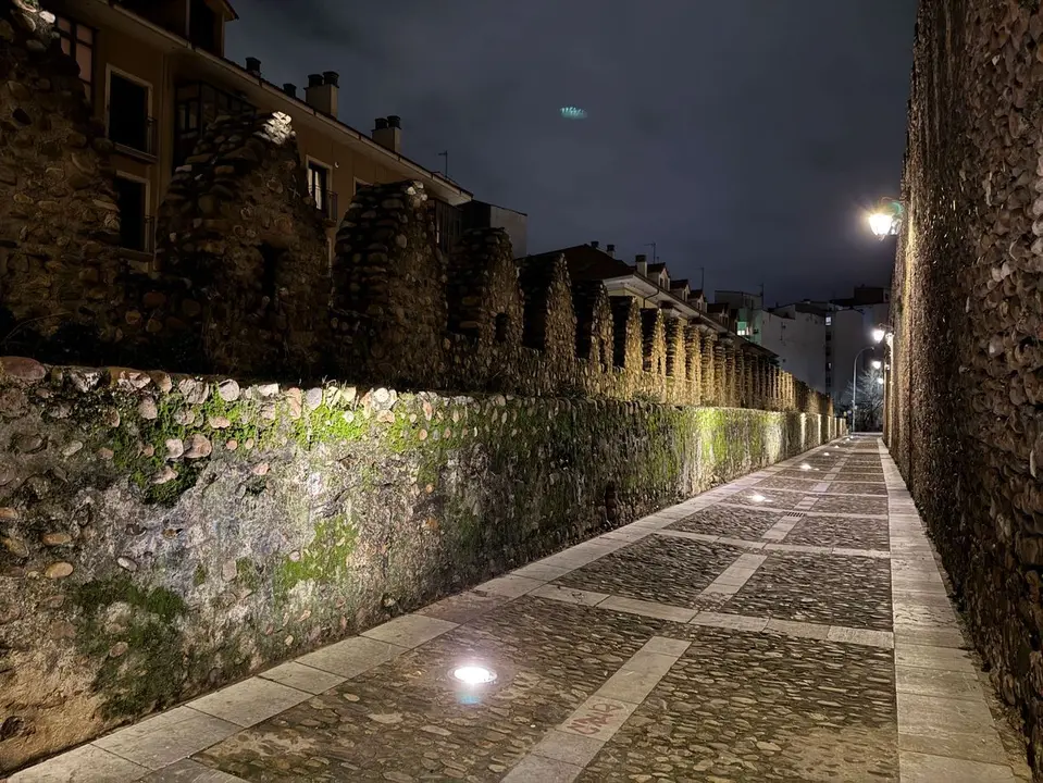 El Ayuntamiento renueva el alumbrado ornamental de las Cercas Medievales.