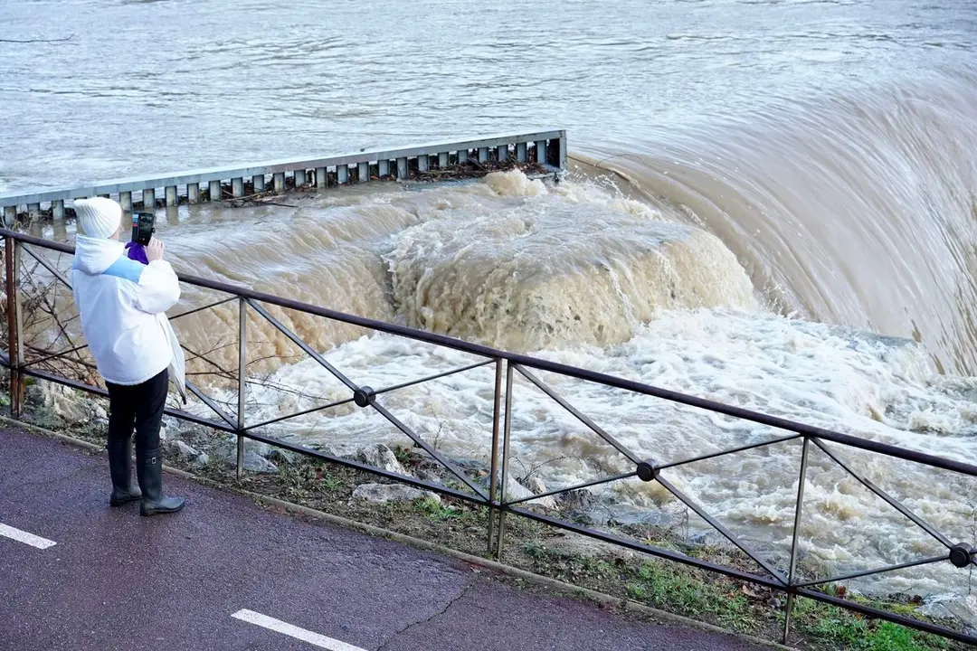 Crecida de los r&iacute;os Tor&iacute;o y Bernesga a su paso por Le&oacute;n. Fotos: Campillo.