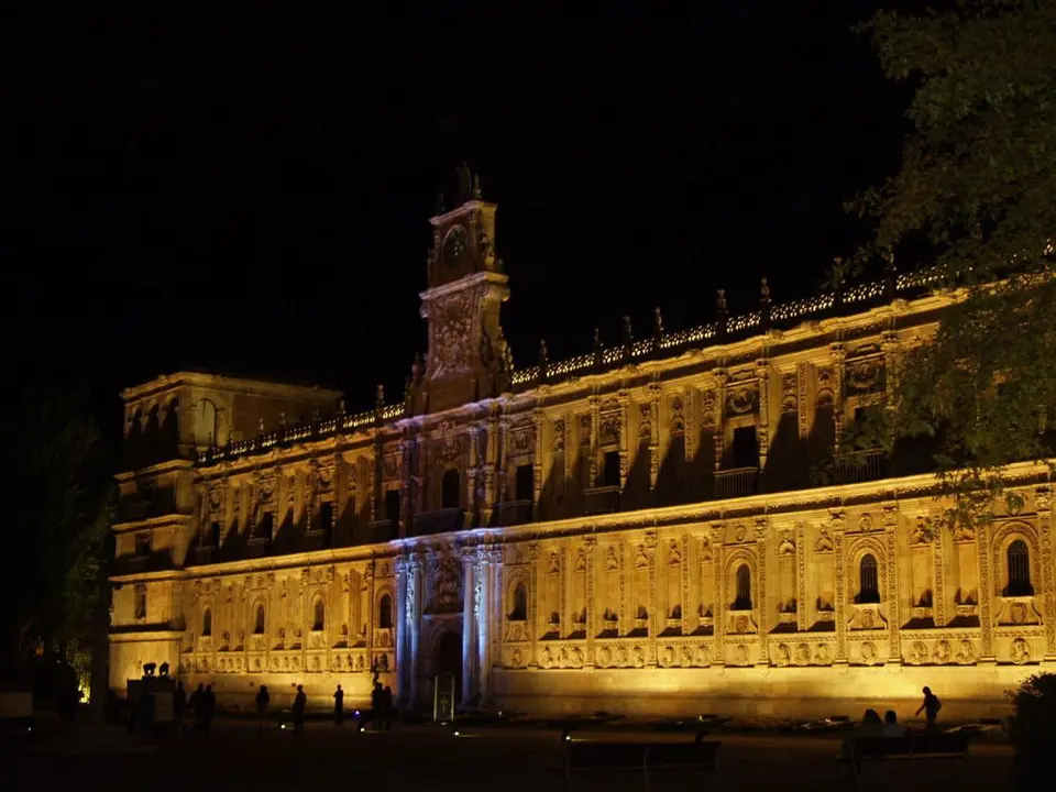 Parador de San Marcos de noche.