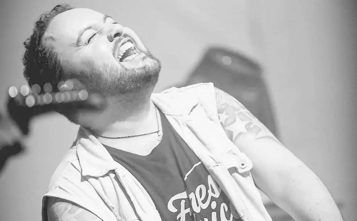 Carlos Voces lleva su tremenda voz hasta el escenario de El Gran Caf&eacute;.