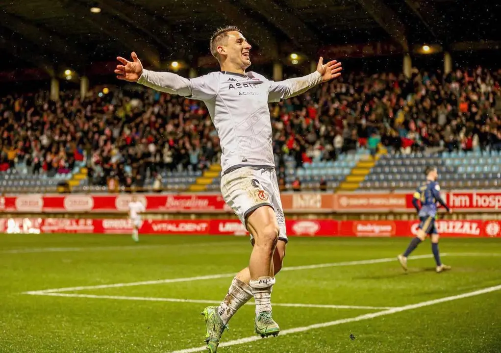 Manu Justo celebra uno de sus goles ante Unionistas en el Reino de León. Foto: CyD Leonesa