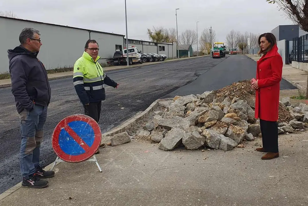 La alcaldesa de Santa María del Páramo, Alicia Gallego, durante una visita a diferentes obras en la localidad.