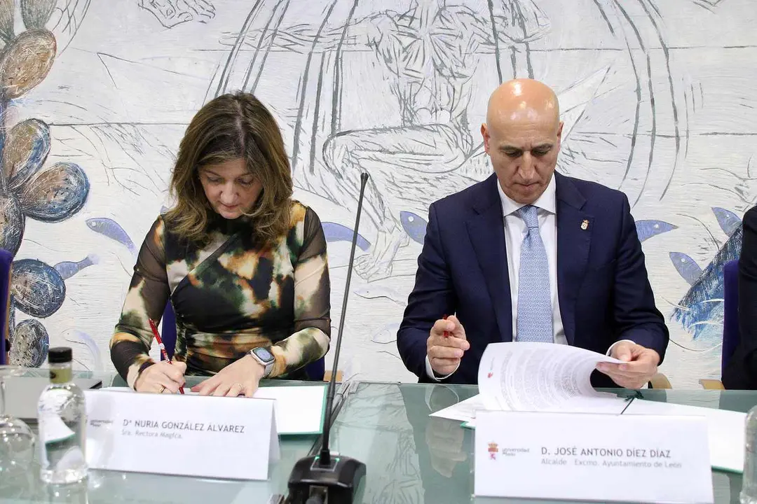 La rectora de la Universidad de León, Nuria González, y el alcalde de León, José Antonio Diez, firman la renovación de un convenio para la evaluación y control del ruido ambiental en la ciudad. Foto: Peio García