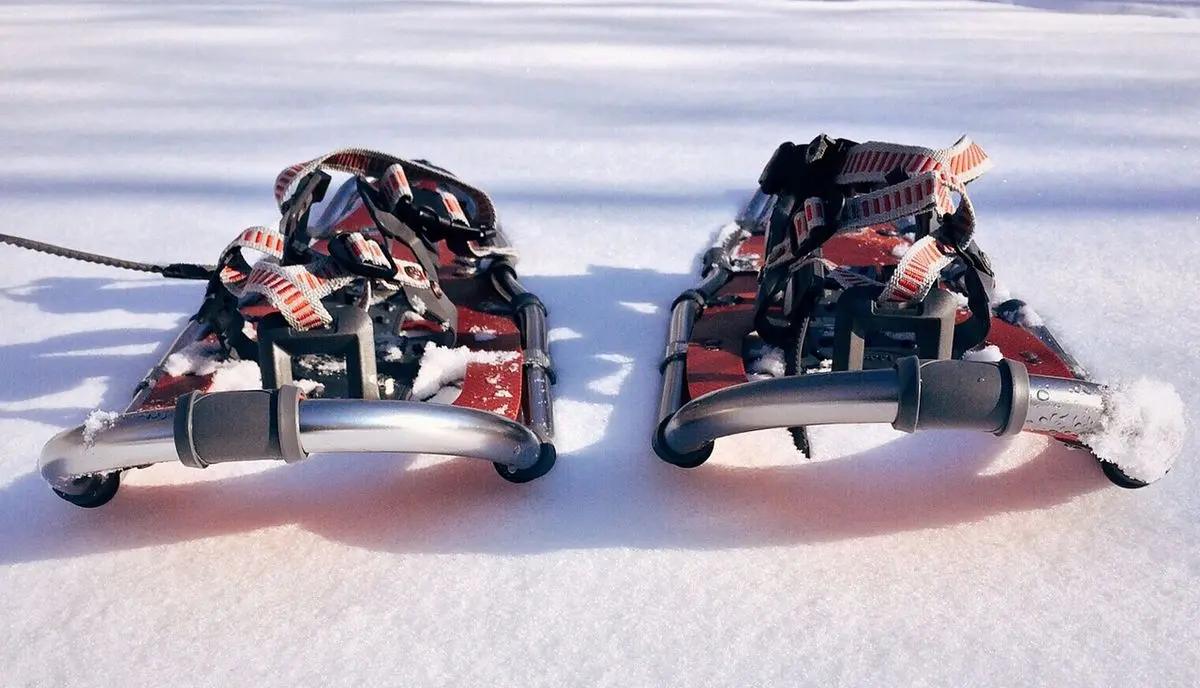 Raquetas de nieve, listas para una ruta de montaña.