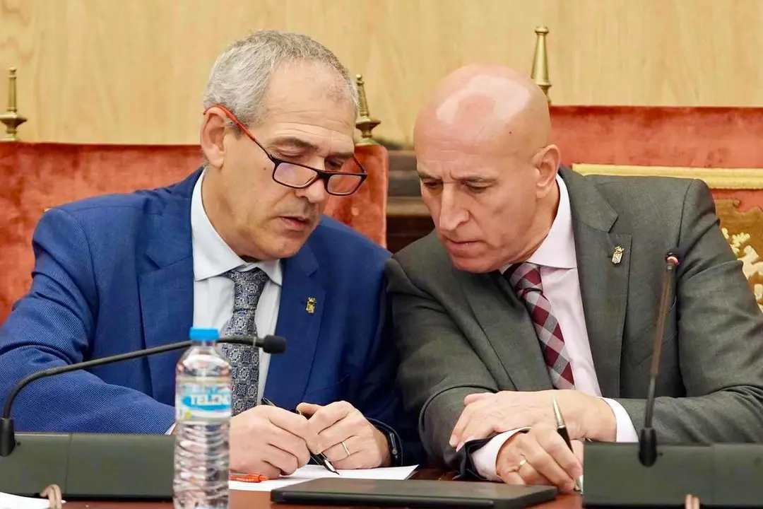 Vicente Canuria conversa con José Antonio Diez durante un pleno municipal del Ayuntamiento de León.