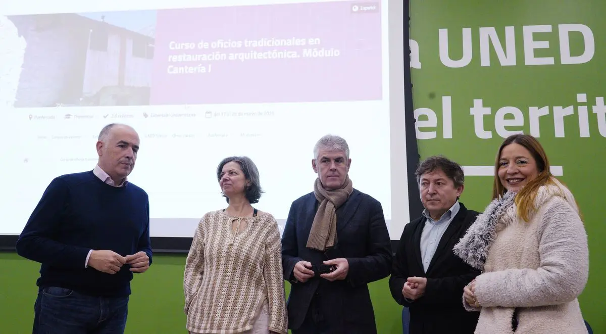 (I a D): El profesor del centro asociado de la UNED de Ponferrada, Paco Balado; la representante de la Asociación de Vecinos de Montes de Valdueza, Pilar Hermosa; el director de la UNED de Ponferrada, Jorge Vega; la decana del colegio de Arquitectos de León, Eva Testa, y el arquitecto y profesor del curso, Samuel Folgueral, durante la presentación del curso de oficios tradicionales en restauración arquitectónica.