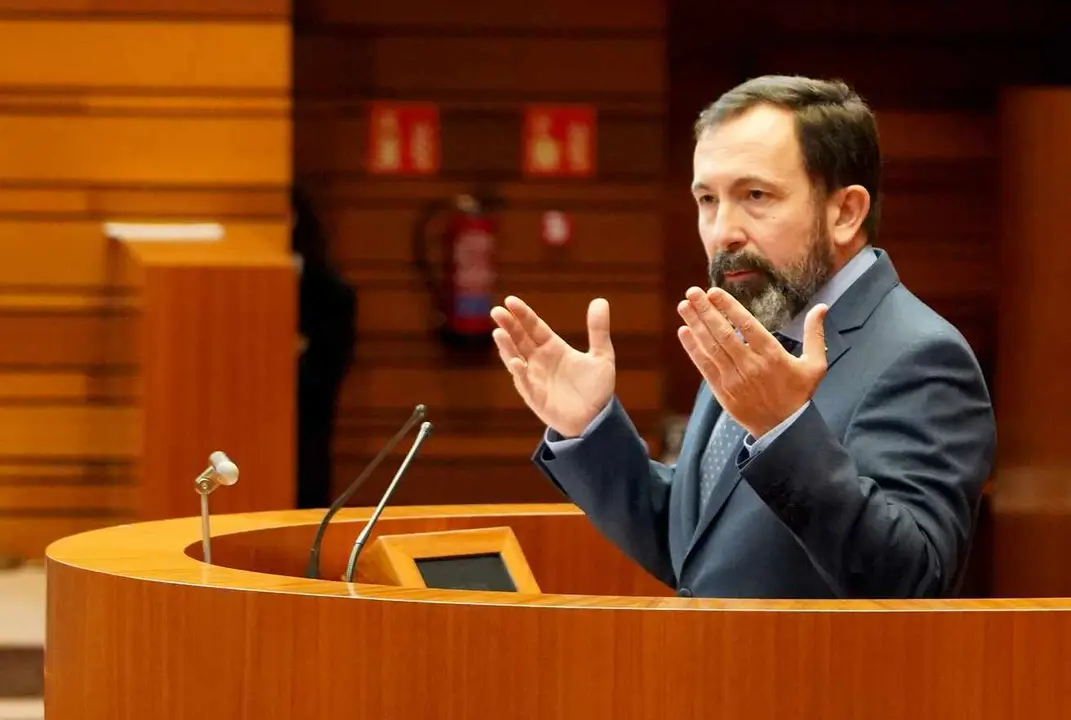 El Consejo de Dirección del Grupo Parlamentario Vox en las Cortes de Castilla y León acordó  la expulsión de los procuradores por Burgos, Ana Rosa Hernando Ruiz, y Salamanca, Javier Bernardo Teira Lafuente.