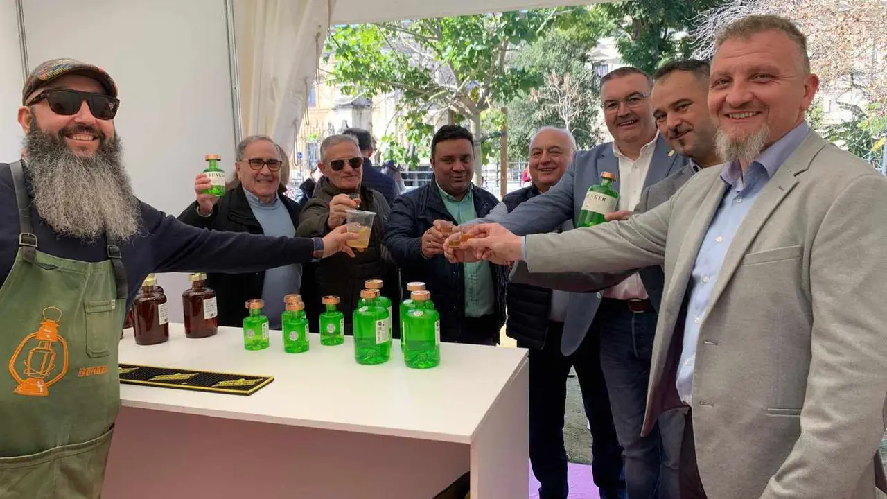 La singularidad de la provincia da el pistoletazo de salida a los tres 'D&iacute;as de Le&oacute;n en Sevilla'. El vicepresidente de la Diputaci&oacute;n de Le&oacute;n, Roberto Aller, y los diputados de Turismo, Octavio Gonz&aacute;lez, y Cultura, Emilio Mart&iacute;nez, son los encargados de abrir estas jornadas festivas, que durar&aacute;n hasta el domingo.