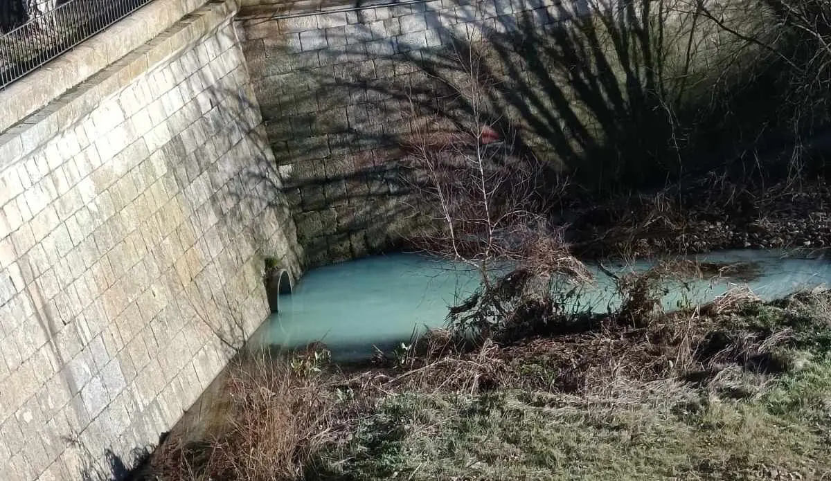Imagen de los vertidos al río Bernesga en León capital.