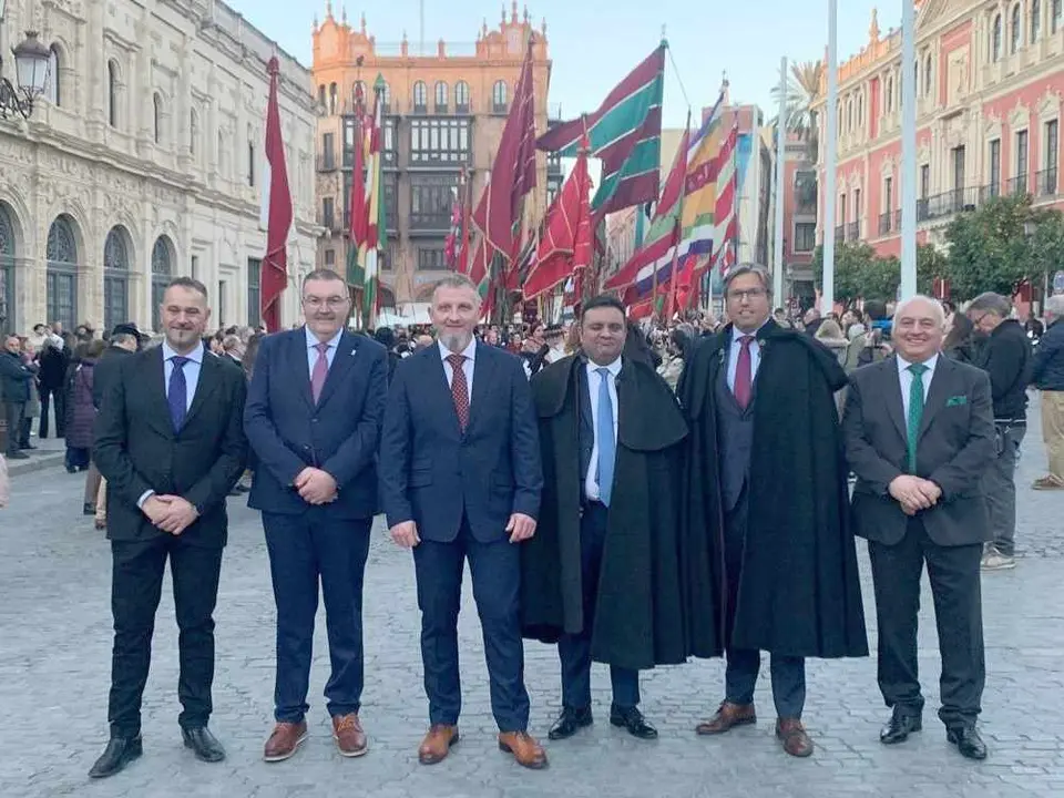 La representación leonesa, junto a los pendones, en Sevilla.