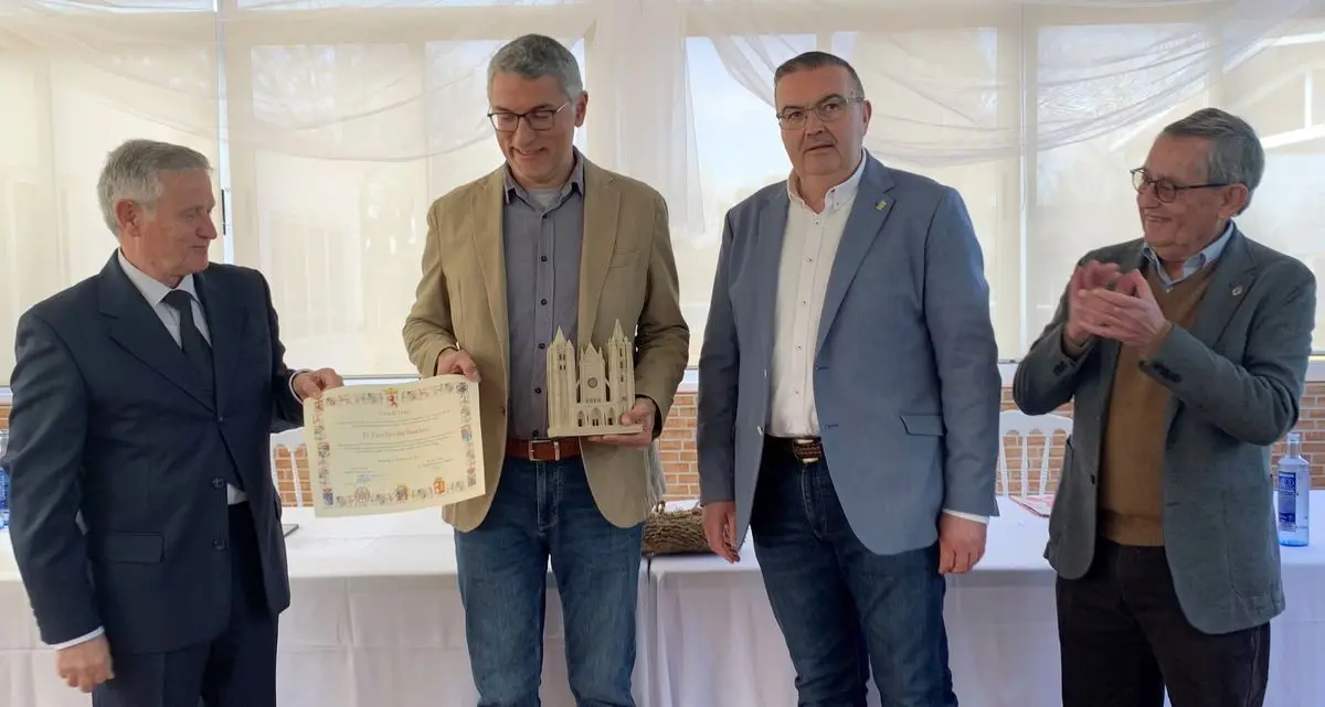 La Diputació y la Casa de León en Sevilla entregan la 'Pulchra Leonina' al director de la Estación Biológica de Doñana. Foto: ICAL.