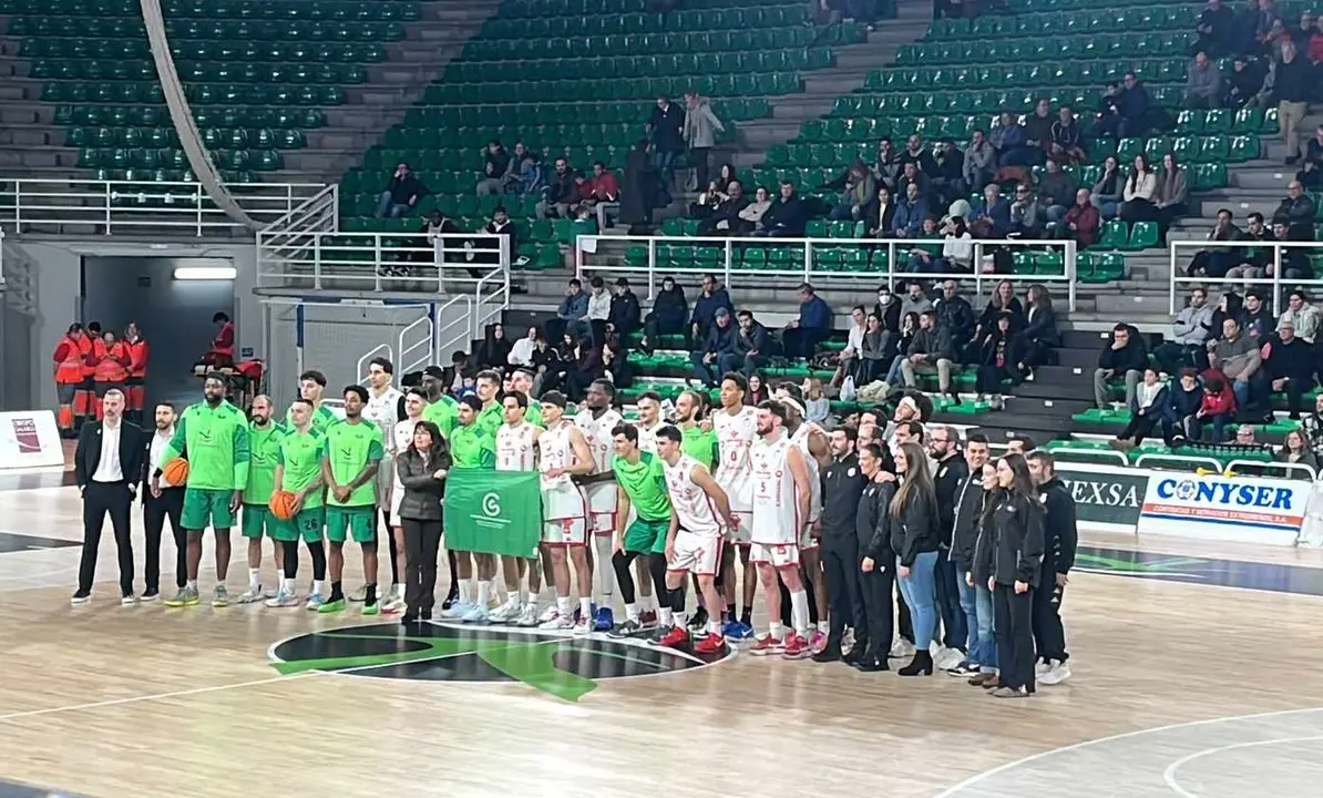 Los dos equipos forman en la antesala del inicio del encuentro disputado en Cáceres.