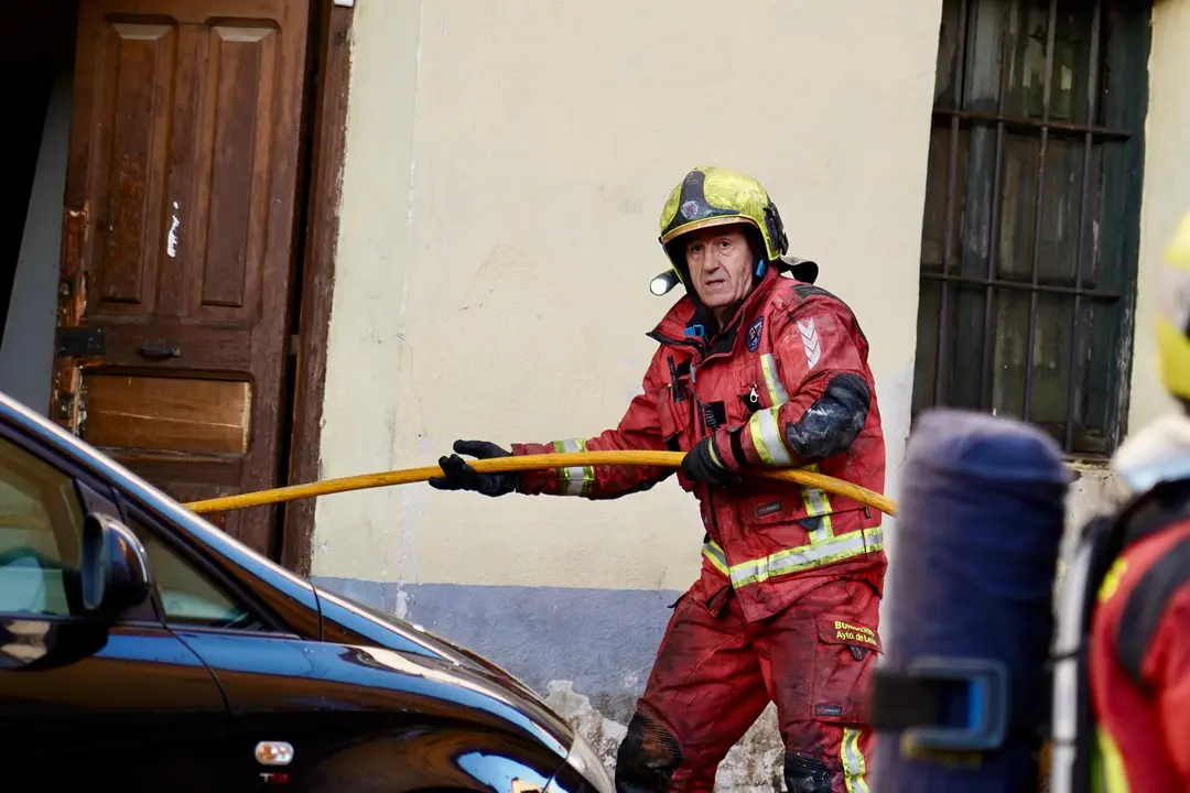 Efectivos de Bomberos León durante una intervención.