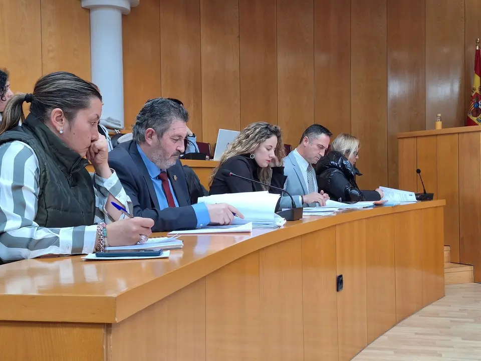 El PP acusa a la UPL de bloquear las ofertas de empleo público desde el 2021 mientras fomenta la privatización de servicios.