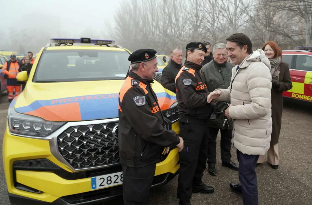 El consejero de Medio Ambiente, Vivienda y Ordenación del Territorio, Juan Carlos Suárez-Quiñones, entrega vehículos de Protección Civil a las agrupaciones locales de Castilla y León.
